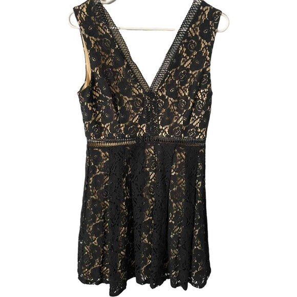 NWT Francesca's Black Lace V Neck Fit and Flare Dress Size M - Picture 3 of 8